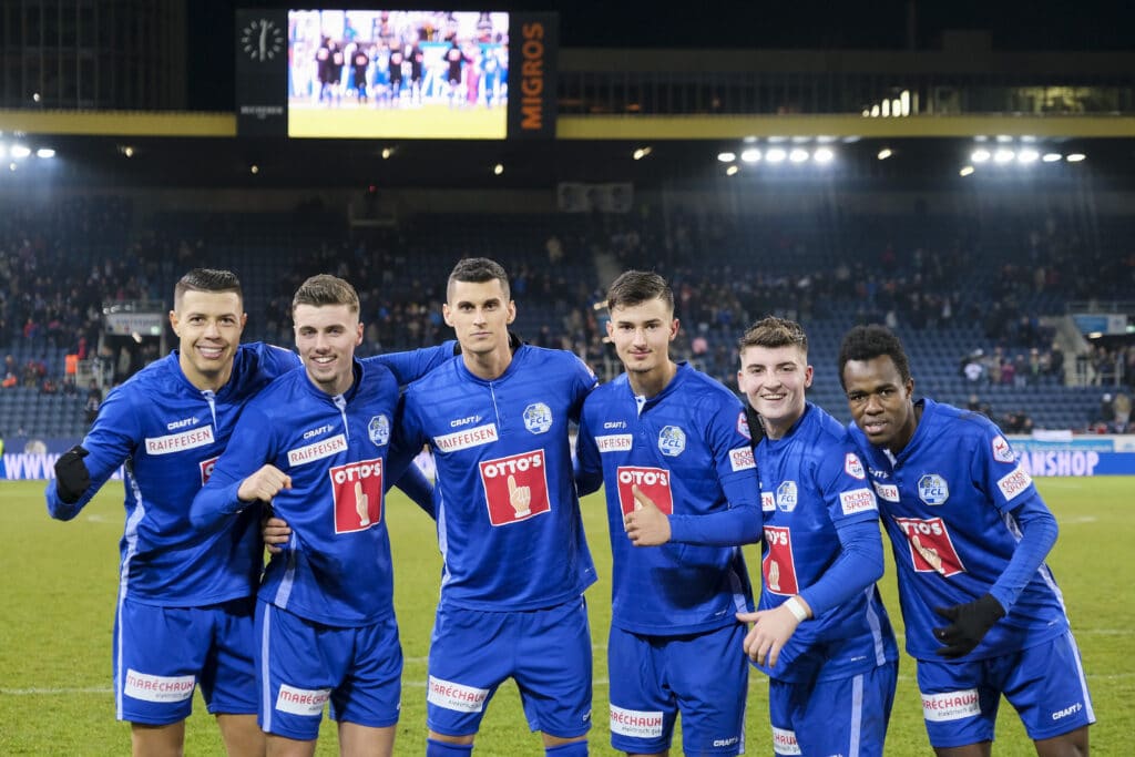 Lucas Alves, Darian Males, Lazar Cirkovic, David Mistrafovic, Lorik Emini und Ibrahima Ndiaye jubeln nach dem Spiel gegen den FC Basel 1893, 15.12.2019